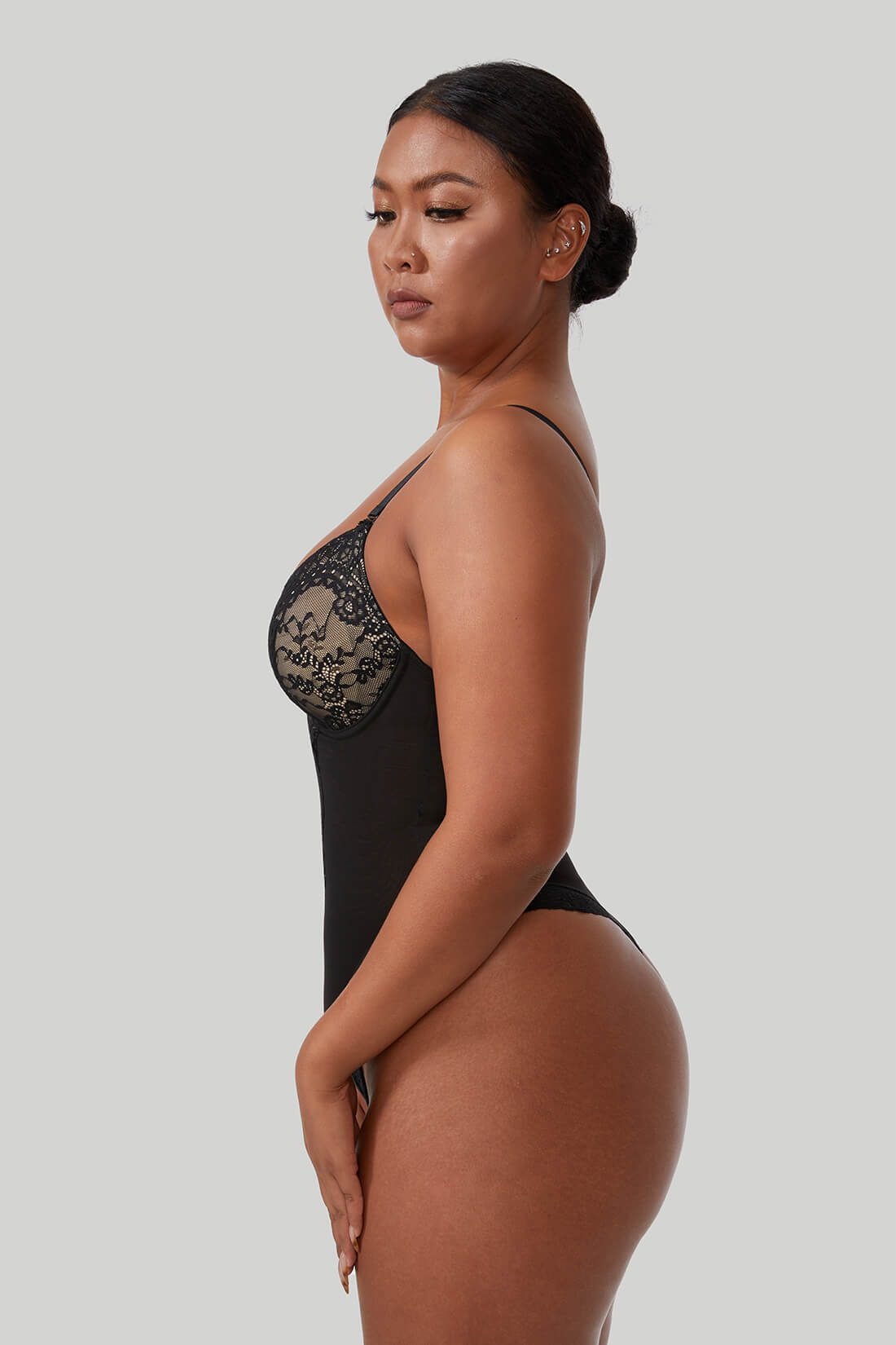 Bodysuit-Shapewear mit tiefem V-Ausschnitt aus Spitze