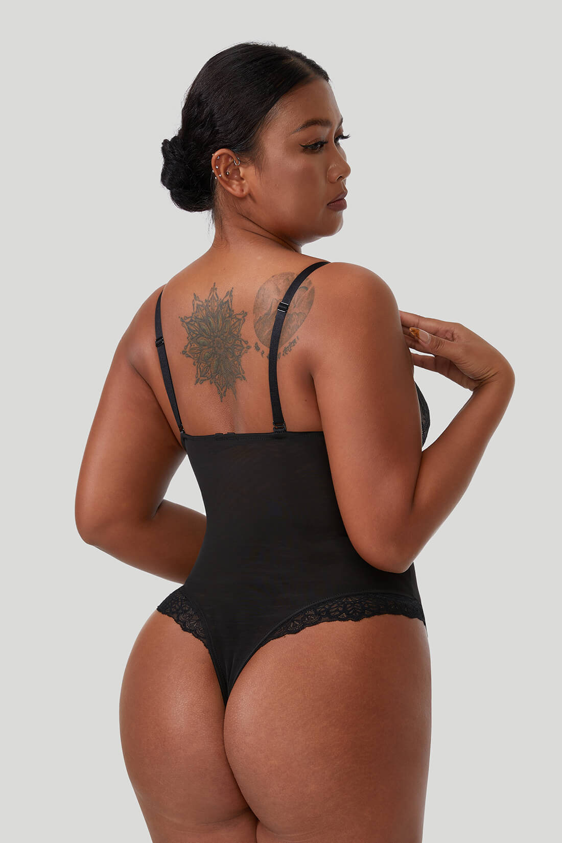 Bodysuit-Shapewear mit tiefem V-Ausschnitt aus Spitze