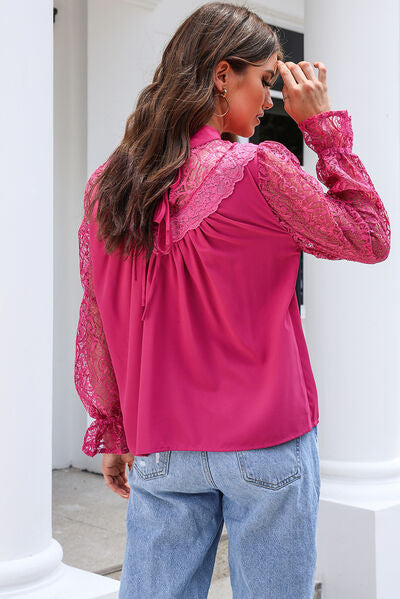 Bluse mit Stehkragen und Volantärmeln und Spitzendetail