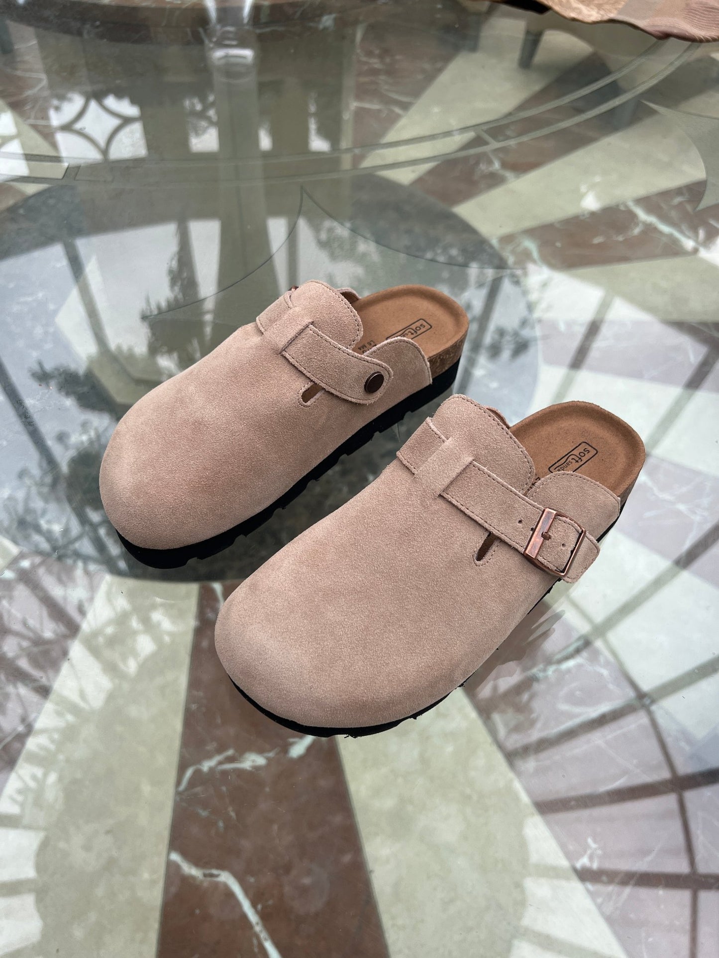 Schuhe anziehen: Clogs mit Schnalle für Damen im Slip-On-Stil