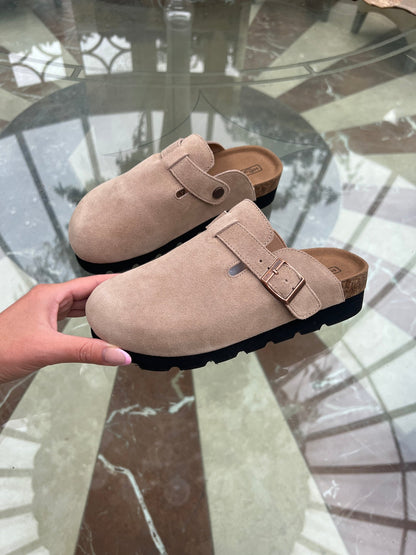 Schuhe anziehen: Clogs mit Schnalle für Damen im Slip-On-Stil