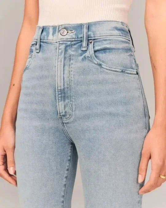 Gestreckte, ausgestellte Jeans mit hoher Taille