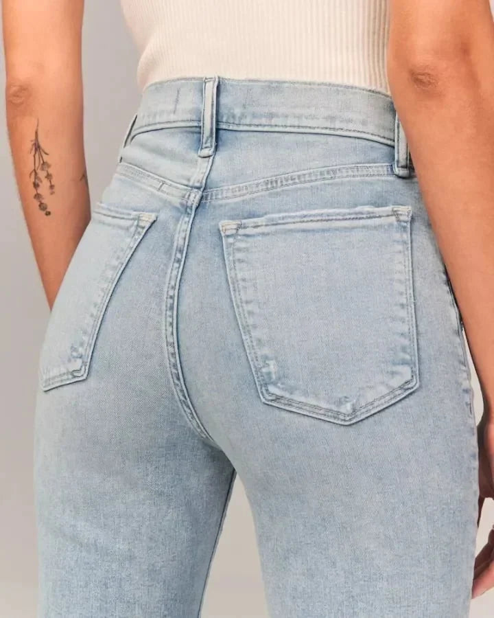 Gestreckte, ausgestellte Jeans mit hoher Taille