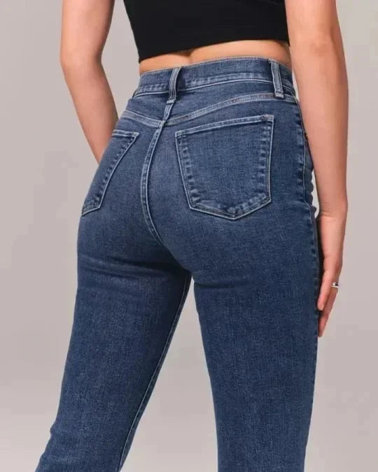 Gestreckte, ausgestellte Jeans mit hoher Taille