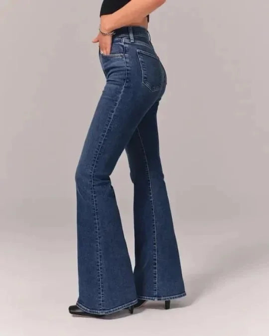 Gestreckte, ausgestellte Jeans mit hoher Taille